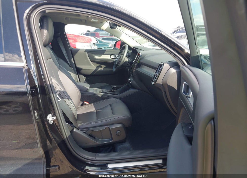 2025 VOLVO XC40 B5 CORE BRIGHT THEME VIN: YV4L12UJ4S2608309