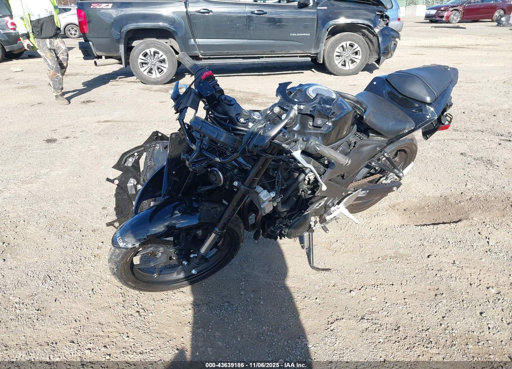 2022 YAMAHA YZFR3 A VIN: MH3RH18Y5NK008835