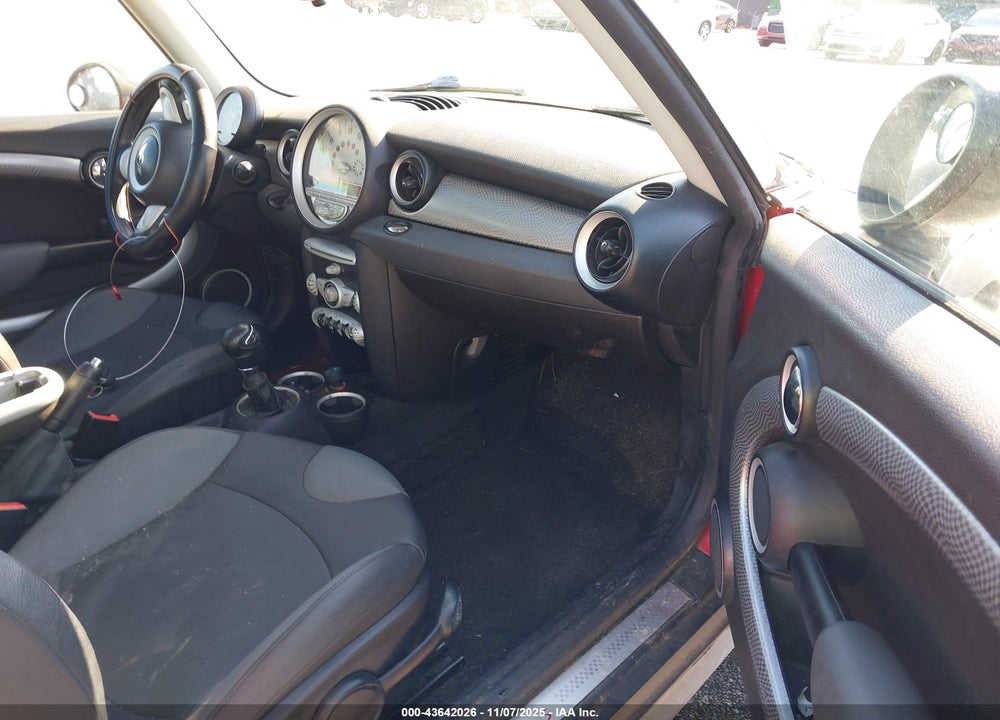 2009 MINI COOPER VIN: WMWMM335X9TP93203