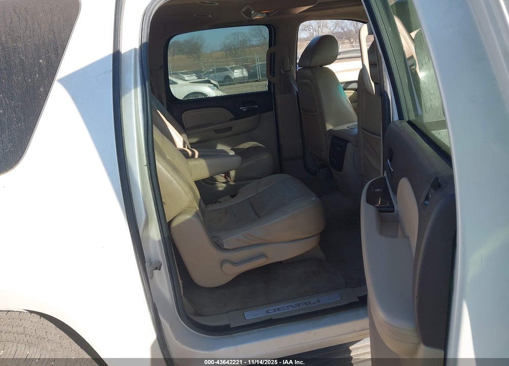 2010 GMC YUKON XL 1500 DENALI VIN: 1GKUKMEF7AR280212