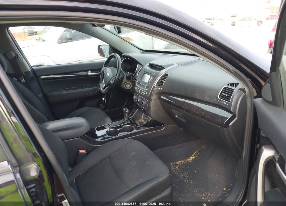 2015 KIA SORENTO LX VIN: 5XYKT4A67FG658220