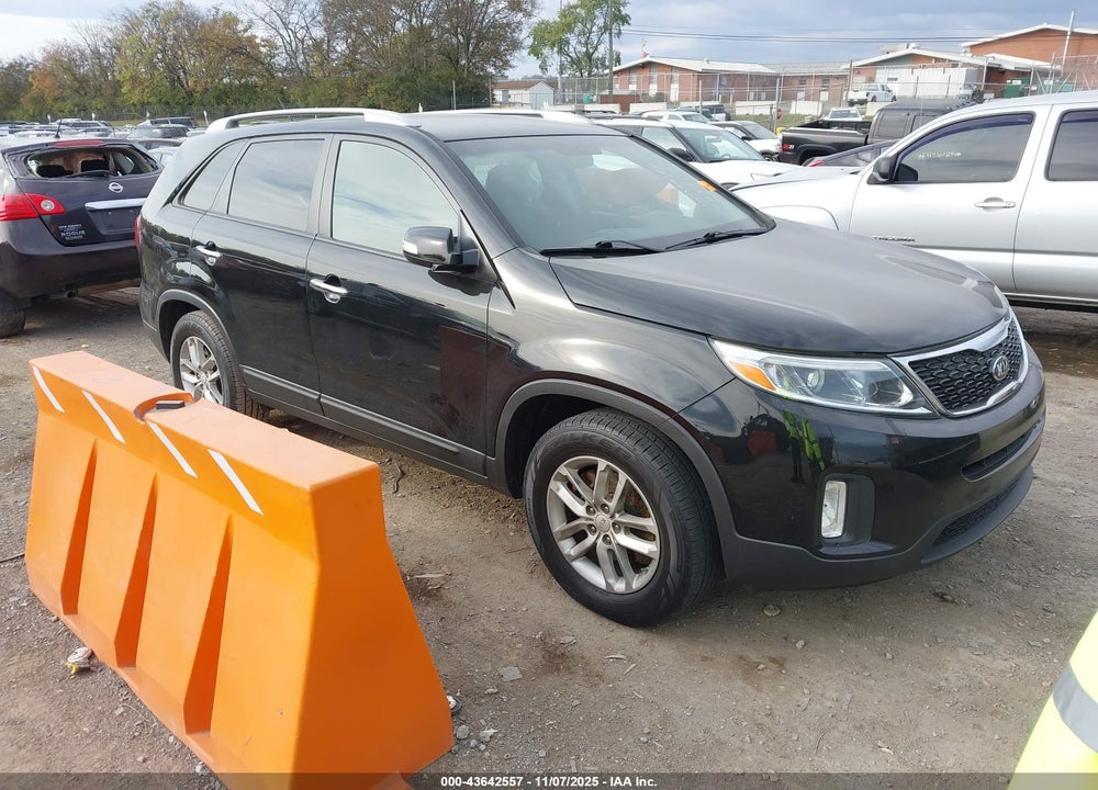 2015 KIA SORENTO LX VIN: 5XYKT4A67FG658220