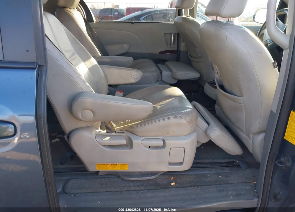 2014 TOYOTA SIENNA XLE 7 PASSENGER VIN: 5TDDK3DC3ES071800