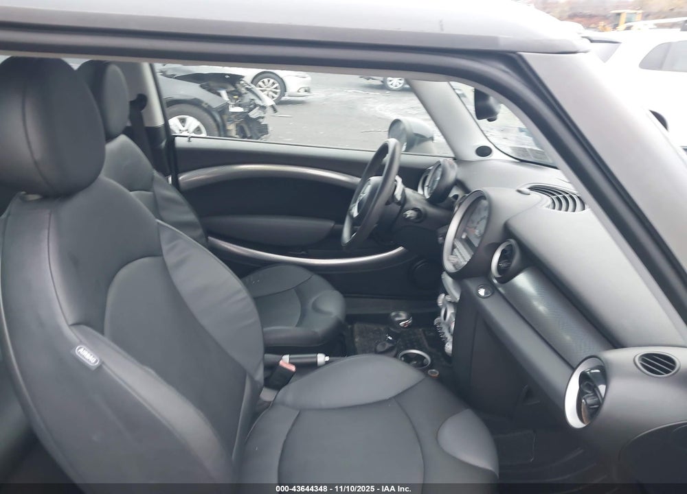 2008 MINI COOPER S VIN: WMWMF73558TV35428