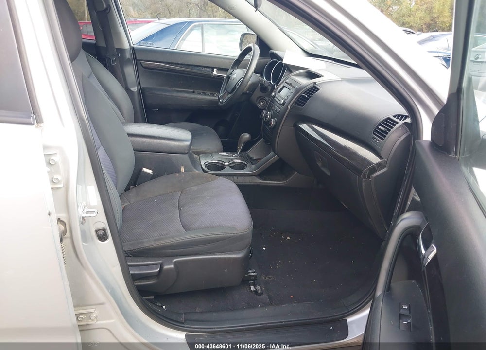 2011 KIA SORENTO VIN: 5XYKT4A24BG150522