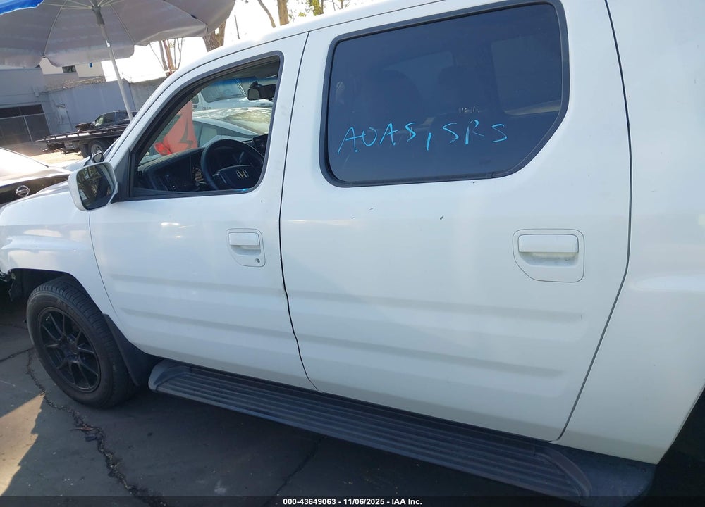 2011 HONDA RIDGELINE RTL VIN: 5FPYK1F52BB002415