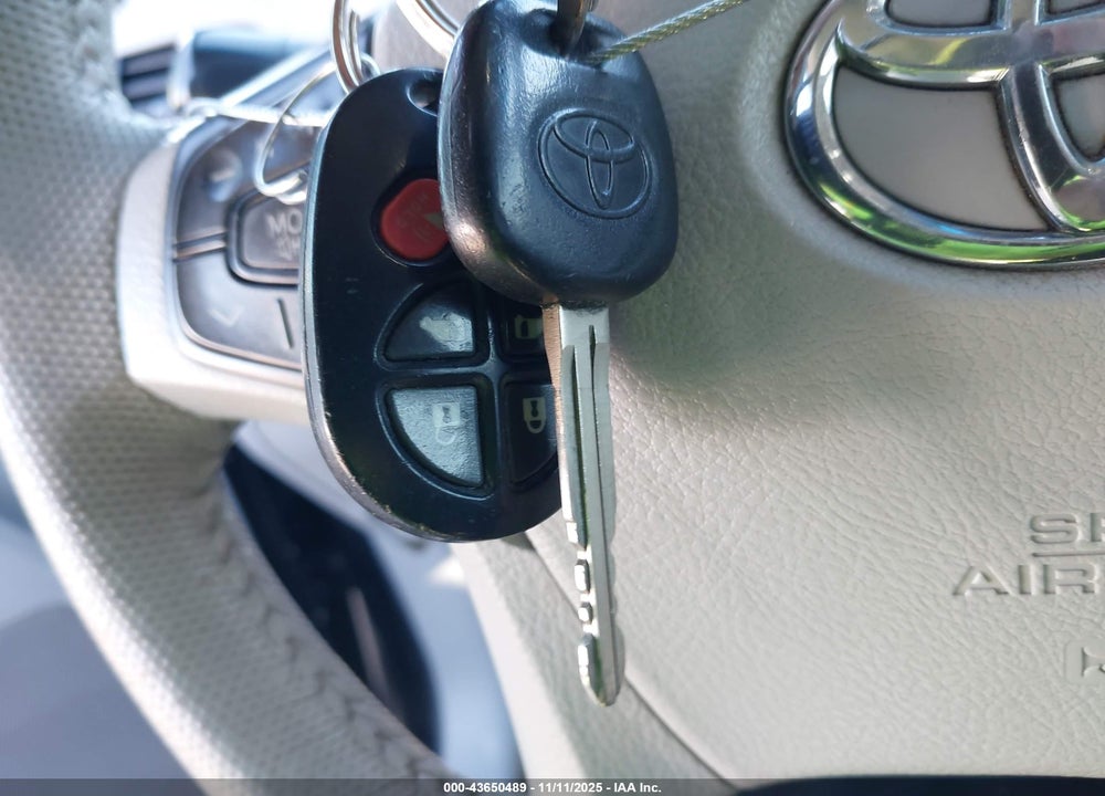 2014 TOYOTA SIENNA SE 8 PASSENGER VIN: 5TDXK3DC9ES426577