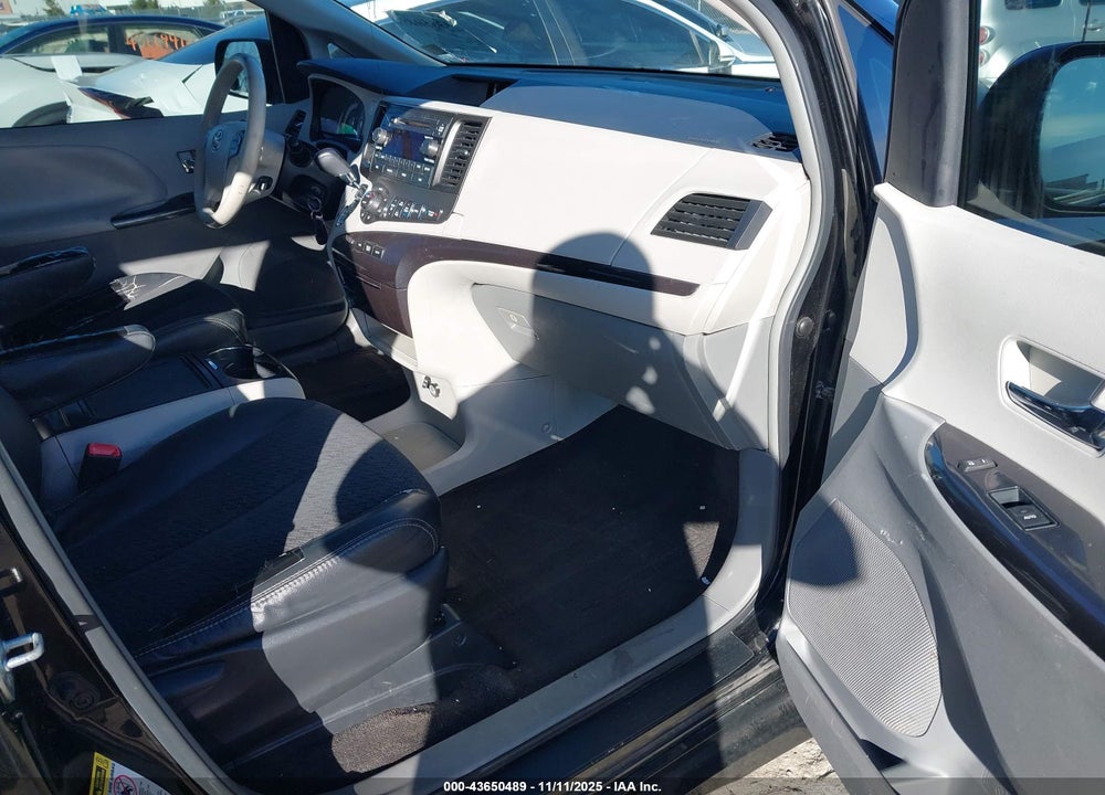 2014 TOYOTA SIENNA SE 8 PASSENGER VIN: 5TDXK3DC9ES426577