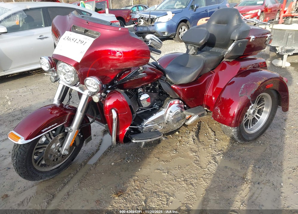 2015 HARLEY-DAVIDSON FLHTCUTG TRI GLIDE ULTRA VIN: 1HD1MAL10FB862875