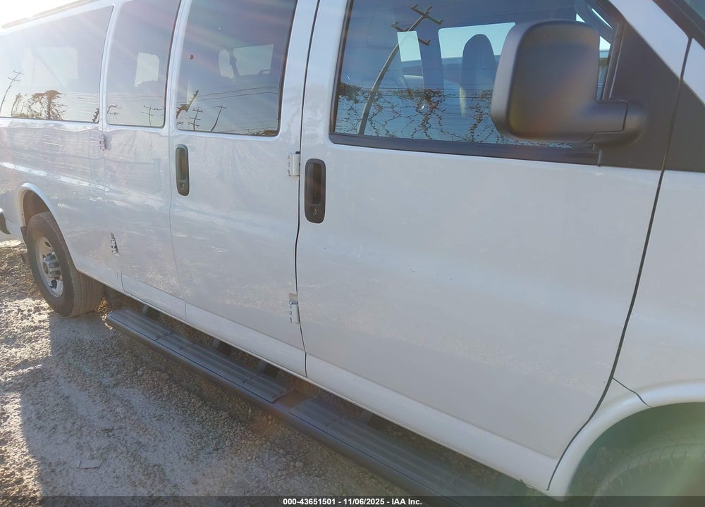 2023 GMC SAVANA PASSENGER RWD 3500 EXTENDED WHEELBASE LS VIN: 1GJZ7NFP0P1101492