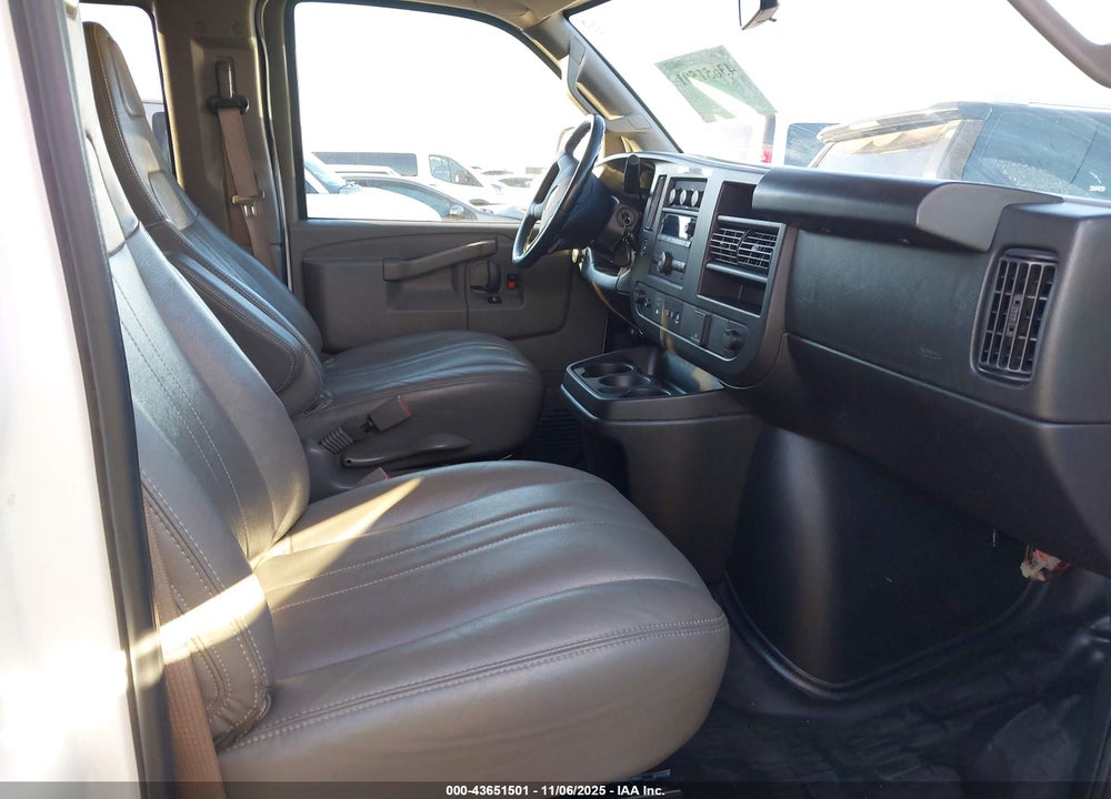 2023 GMC SAVANA PASSENGER RWD 3500 EXTENDED WHEELBASE LS VIN: 1GJZ7NFP0P1101492