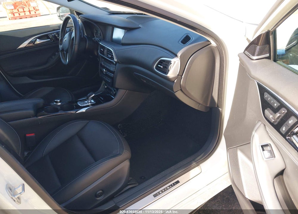 2018 INFINITI QX30 PREMIUM VIN: SJKCH5CP6JA057954