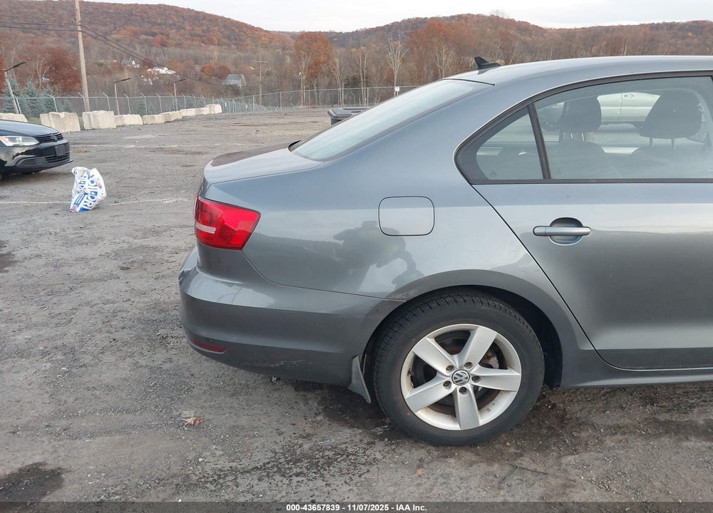 2015 VOLKSWAGEN JETTA 1.8T SE VIN: 3VWD17AJ7FM213268