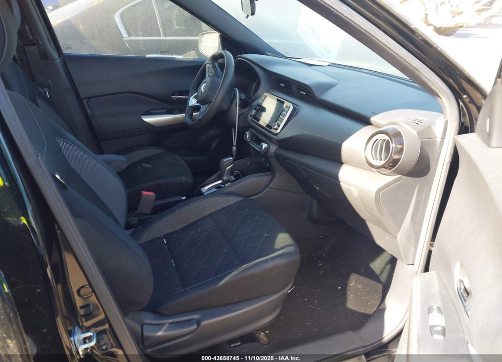 2018 NISSAN KICKS SV VIN: 3N1CP5CUXJL520038