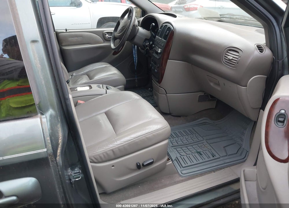 2002 CHRYSLER TOWN & COUNTRY LIMITED VIN: 2C8GP64L02R561338