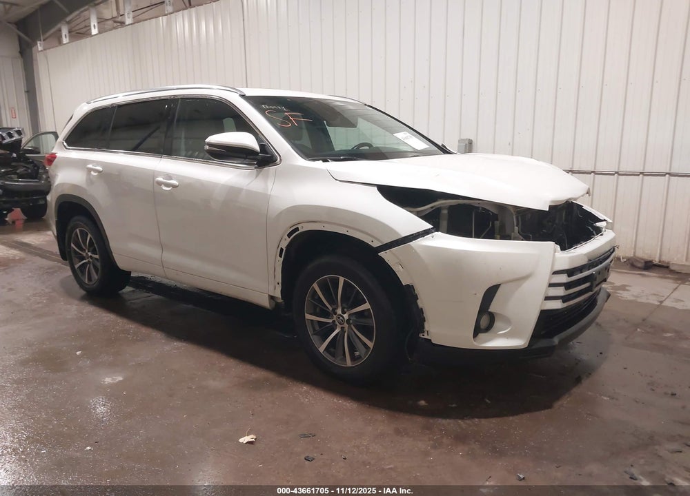 2018 TOYOTA HIGHLANDER XLE VIN: 5TDJZRFHXJS801030