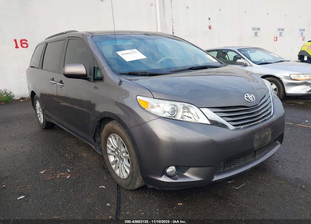 2013 TOYOTA SIENNA XLE V6 8 PASSENGER VIN: 5TDYK3DC5DS388025