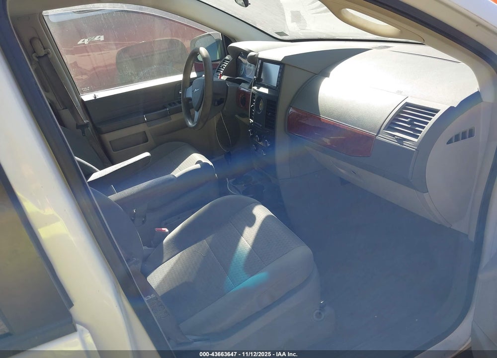 2008 CHRYSLER TOWN & COUNTRY LX VIN: 2A8HR44H98R743735