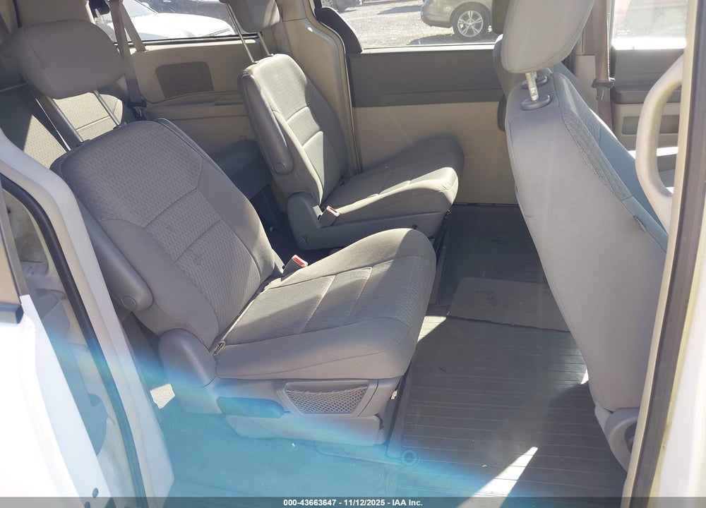 2008 CHRYSLER TOWN & COUNTRY LX VIN: 2A8HR44H98R743735