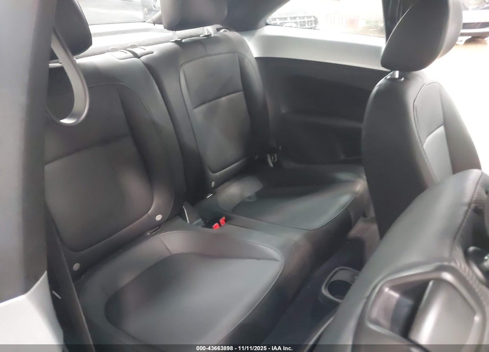 2015 VOLKSWAGEN BEETLE VIN: 3VWJ17AT0FM642790