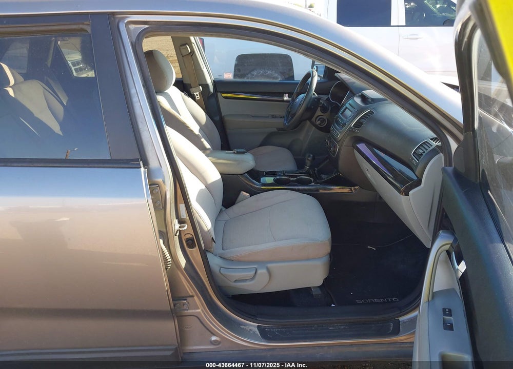 2014 KIA SORENTO LX VIN: 5XYKT3A67EG477398
