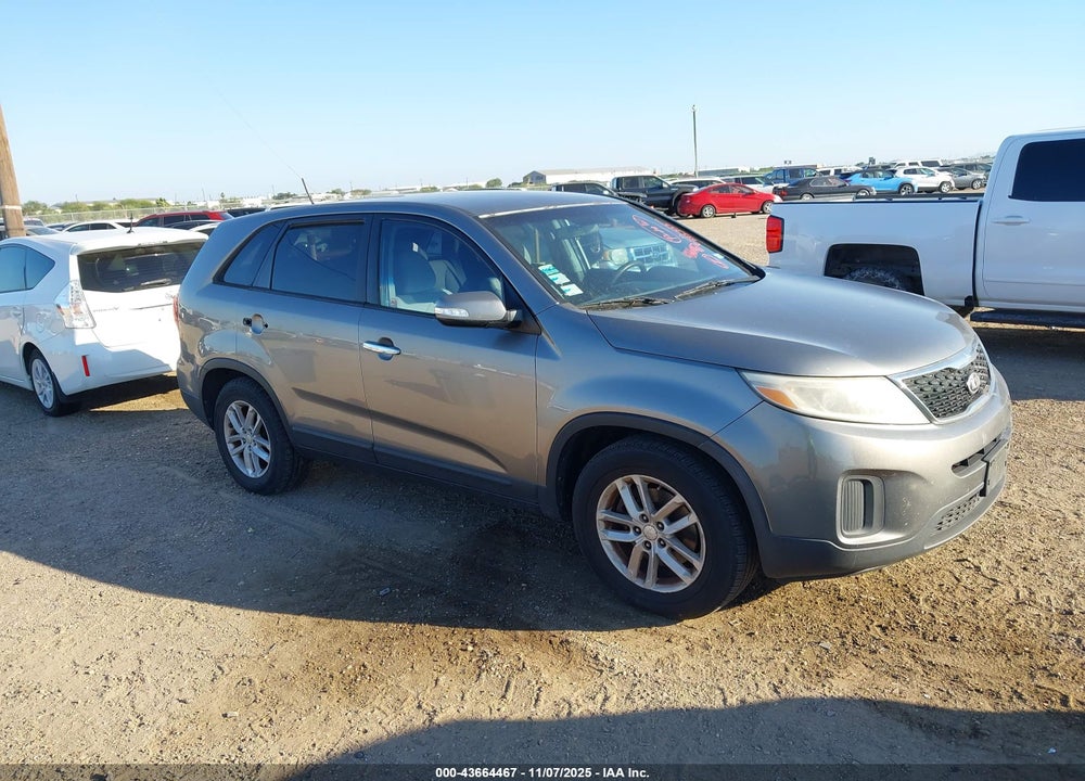 2014 KIA SORENTO LX VIN: 5XYKT3A67EG477398
