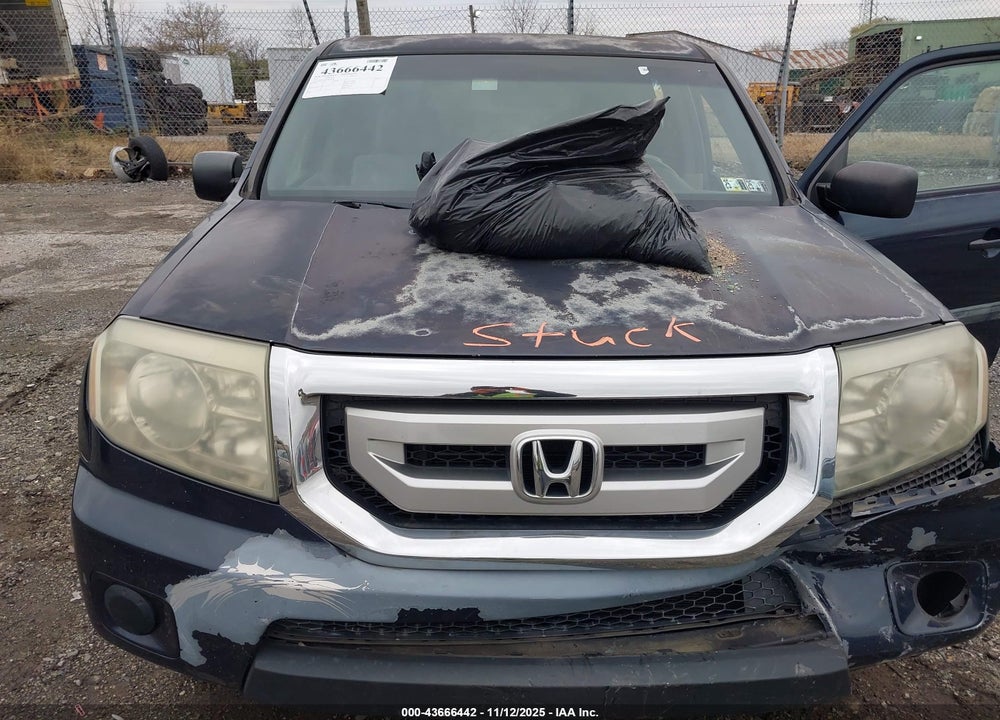 2011 HONDA PILOT LX VIN: 5FNYF3H20BB023078