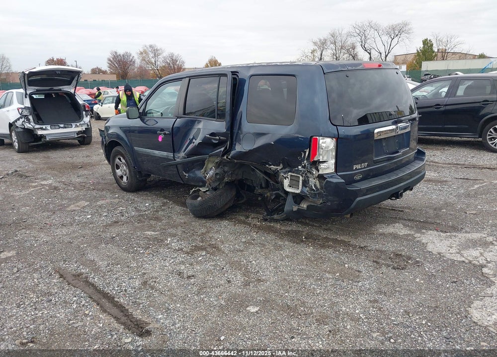2011 HONDA PILOT LX VIN: 5FNYF3H20BB023078