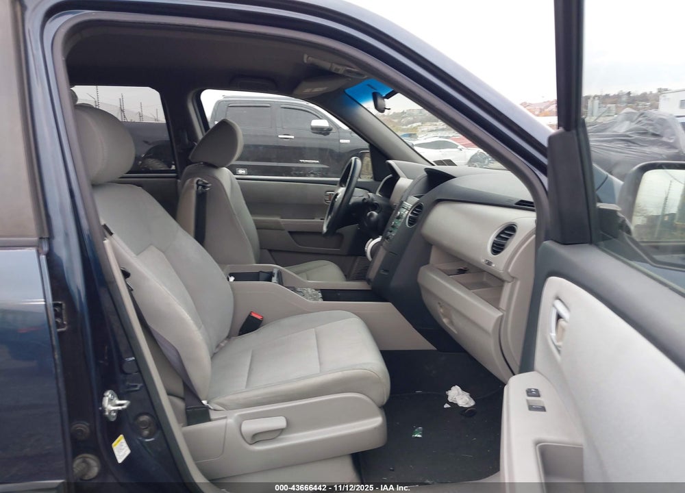 2011 HONDA PILOT LX VIN: 5FNYF3H20BB023078