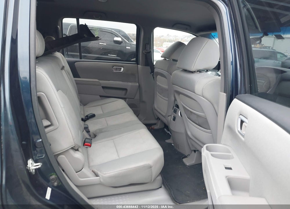2011 HONDA PILOT LX VIN: 5FNYF3H20BB023078