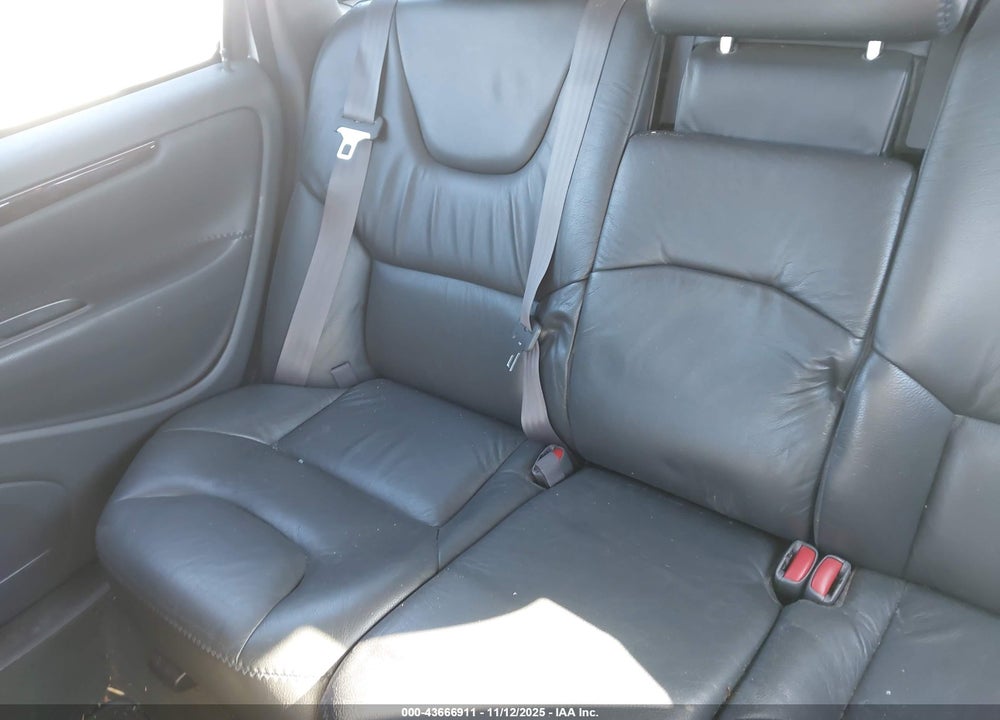 2001 VOLVO V70 XC VIN: YV1SZ58D111010111