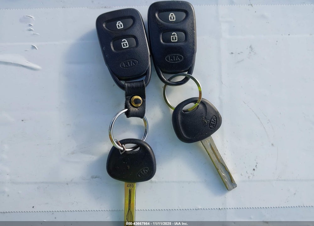 2011 KIA SORENTO LX V6 VIN: 5XYKT4A26BG112001