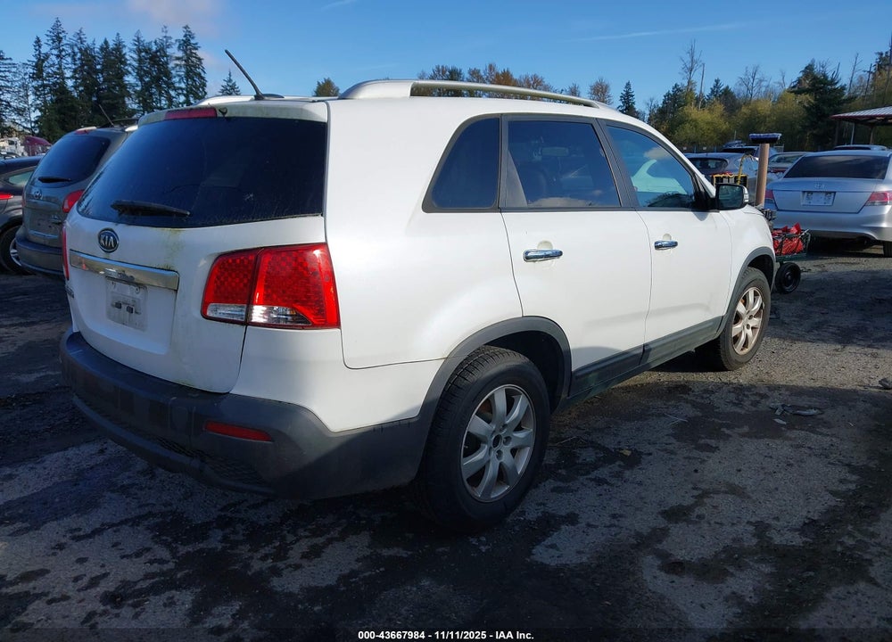 2011 KIA SORENTO LX V6 VIN: 5XYKT4A26BG112001