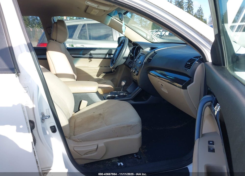 2011 KIA SORENTO LX V6 VIN: 5XYKT4A26BG112001