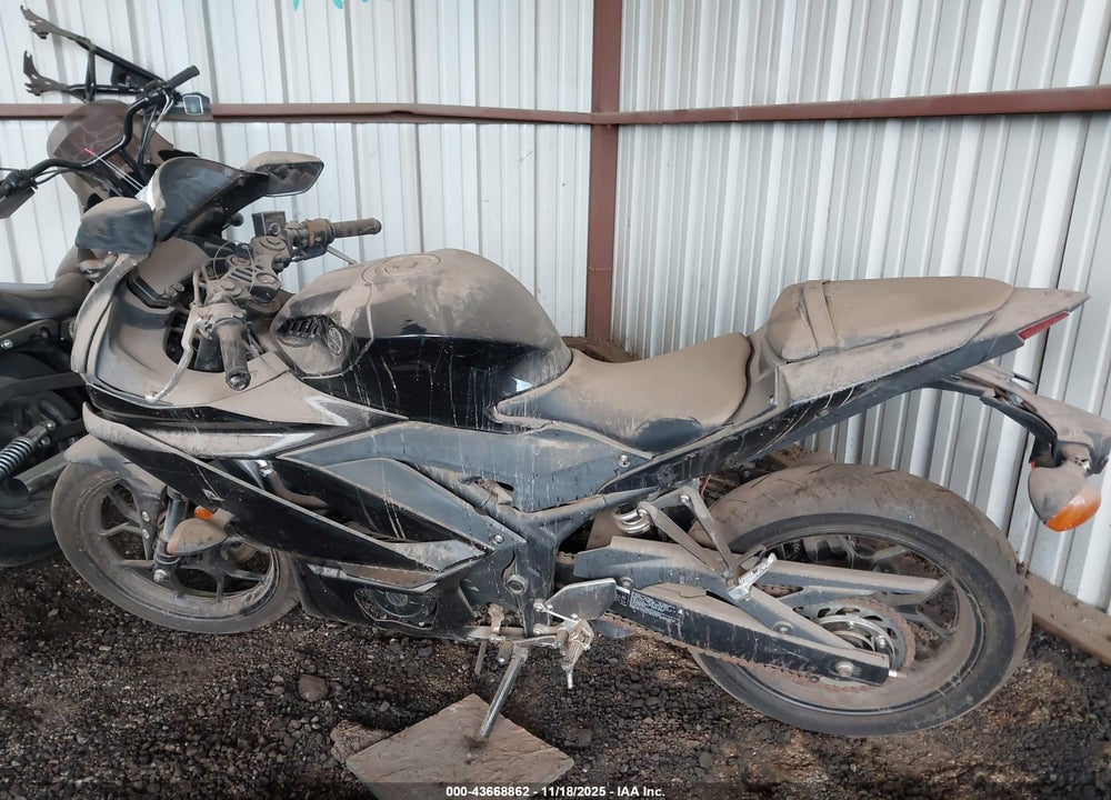2021 YAMAHA YZFR3 A VIN: MH3RH18Y6MK008003