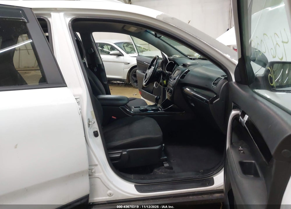 2015 KIA SORENTO LX V6 VIN: 5XYKTDA79FG560847