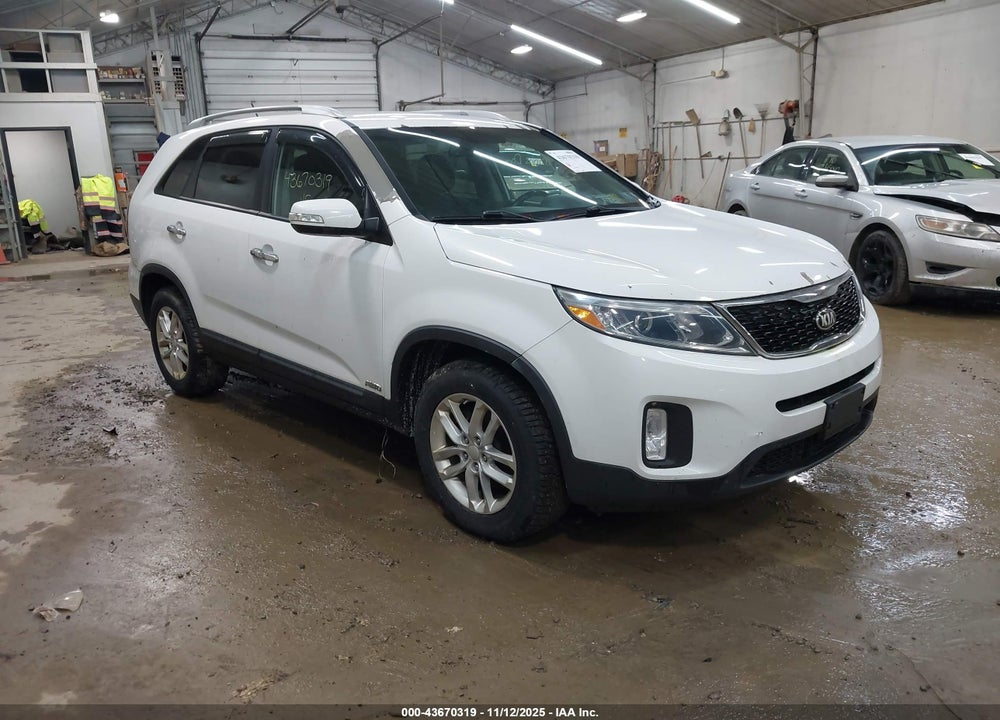 2015 KIA SORENTO LX V6 VIN: 5XYKTDA79FG560847