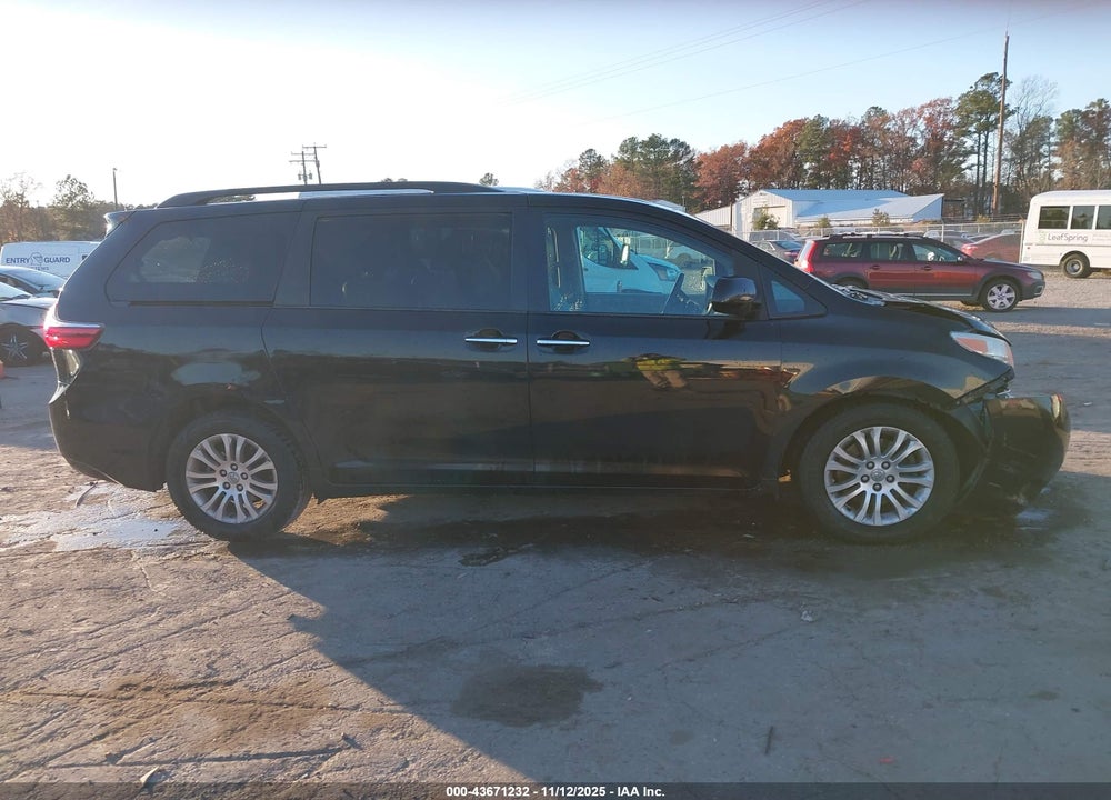2017 TOYOTA SIENNA XLE 8 PASSENGER VIN: 5TDYZ3DC2HS774841
