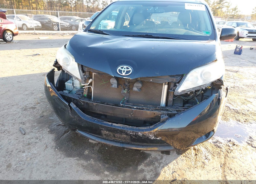 2017 TOYOTA SIENNA XLE 8 PASSENGER VIN: 5TDYZ3DC2HS774841