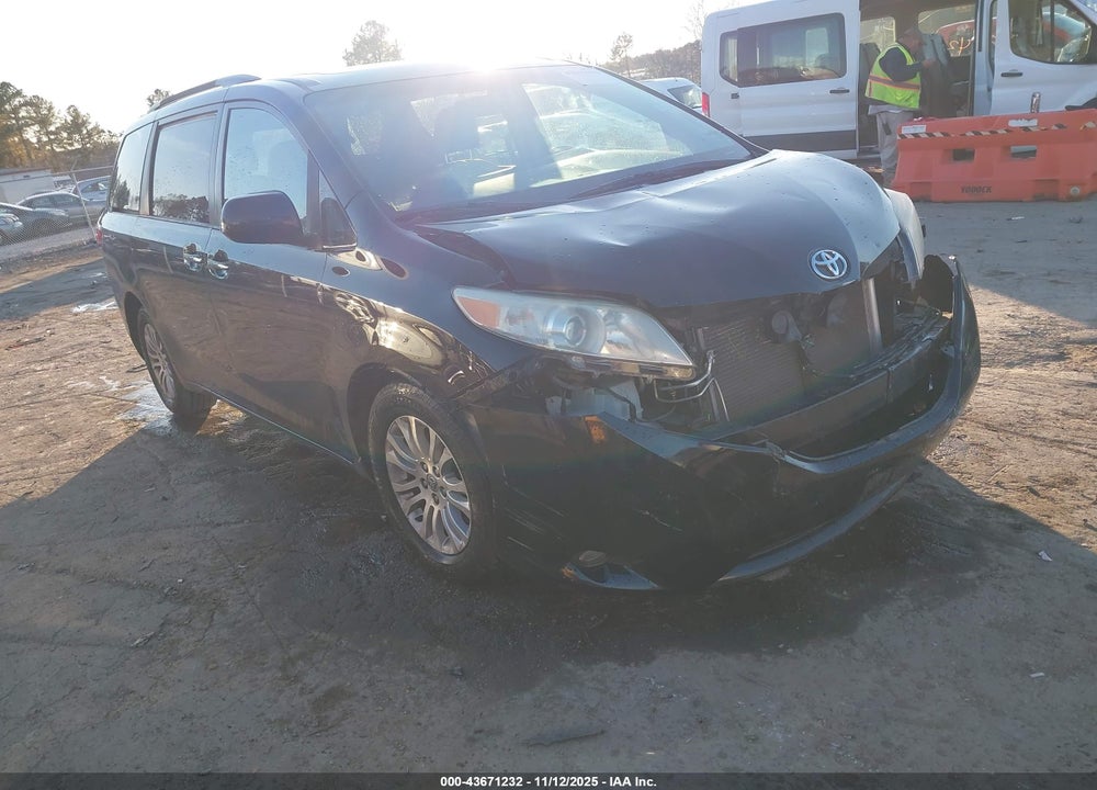 2017 TOYOTA SIENNA XLE 8 PASSENGER VIN: 5TDYZ3DC2HS774841