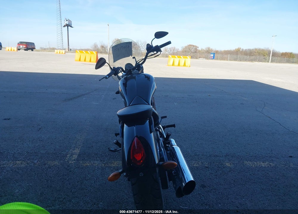2005 VICTORY MOTORCYCLES VEGAS VIN: 5VPAB16D653008982