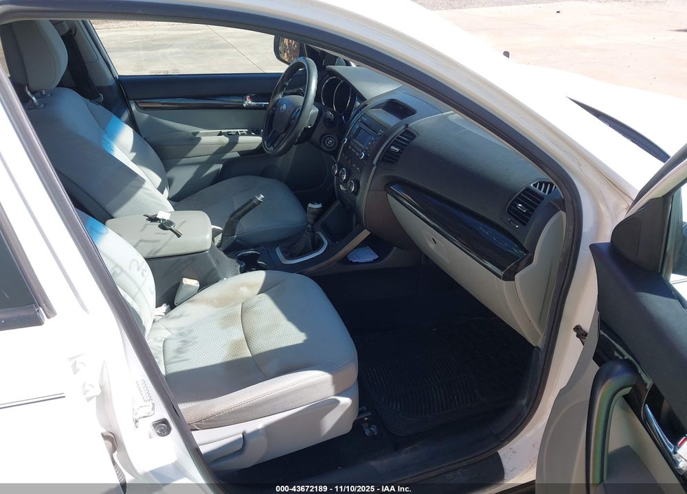 2011 KIA SORENTO VIN: 5XYKT3A14BG018636