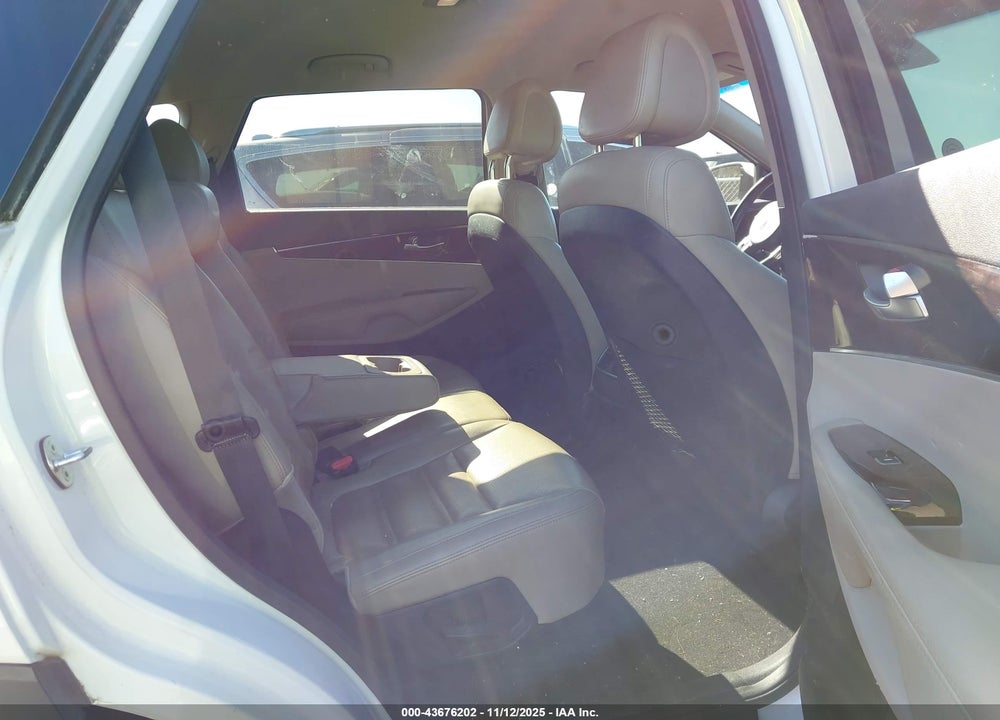 2016 KIA SORENTO VIN: 5XYPH4A10GG035101