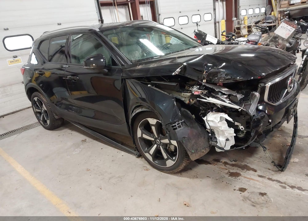 2020 VOLVO XC40 T5 MOMENTUM VIN: YV4162UK6L2215060