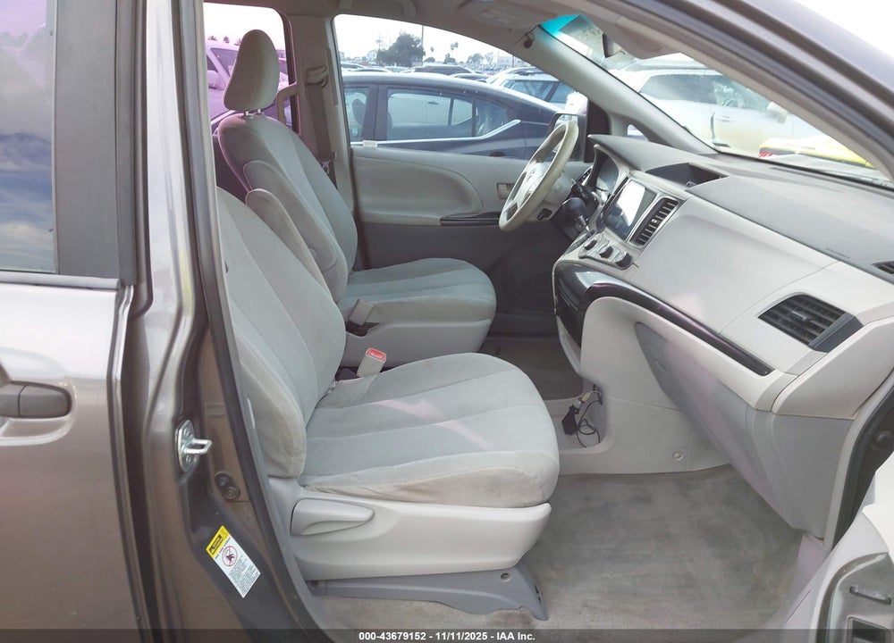 2011 TOYOTA SIENNA VIN: 5TDKA3DC7BS008205