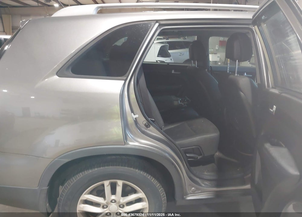 2015 KIA SORENTO LX V6 VIN: 5XYKT4A73FG579149