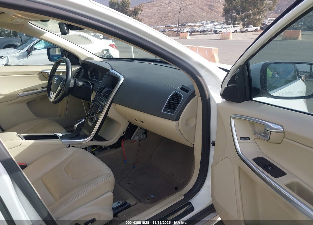 2015 VOLVO XC60 T5 PREMIER PLUS VIN: YV440MDCXF2616277