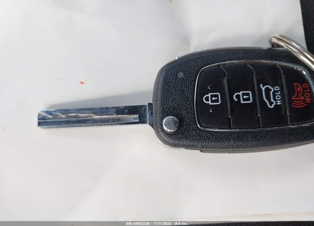 2017 HYUNDAI SANTA FE SE VIN: KM8SMDHF1HU238369