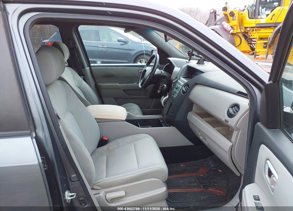 2011 HONDA PILOT LX VIN: 5FNYF4H2XBB098215