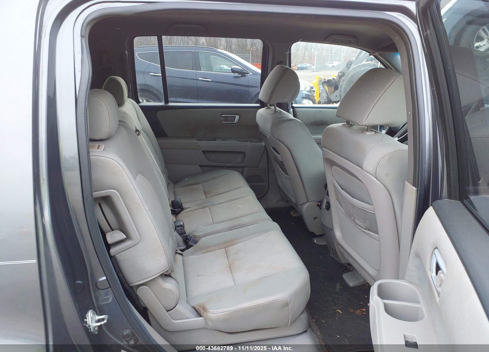 2011 HONDA PILOT LX VIN: 5FNYF4H2XBB098215